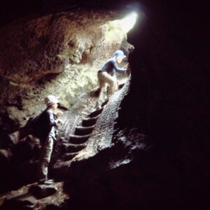 une grotte lavique